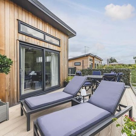 Luxury Lodge With Hot Tub In Windsor Marina Eksteriør bilde