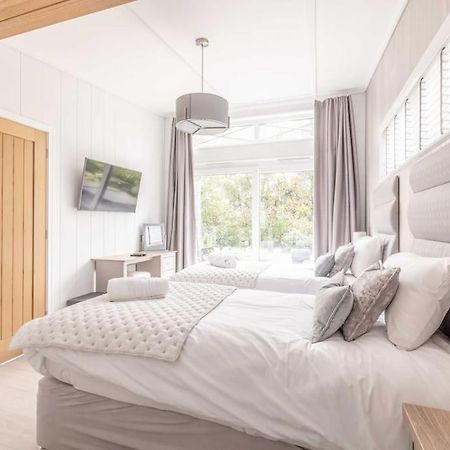 Luxury Lodge With Hot Tub In Windsor Marina Eksteriør bilde