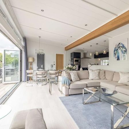 Luxury Lodge With Hot Tub In Windsor Marina Eksteriør bilde
