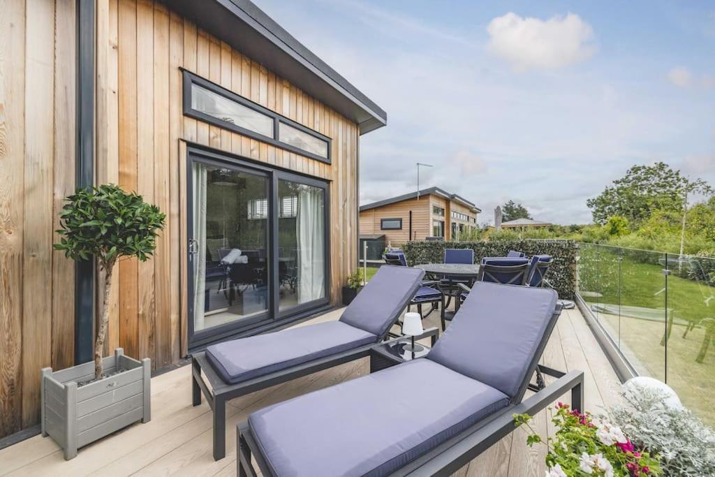 Luxury Lodge With Hot Tub In Windsor Marina Eksteriør bilde