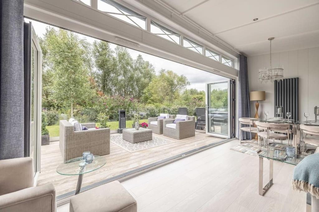 Luxury Lodge With Hot Tub In Windsor Marina Eksteriør bilde