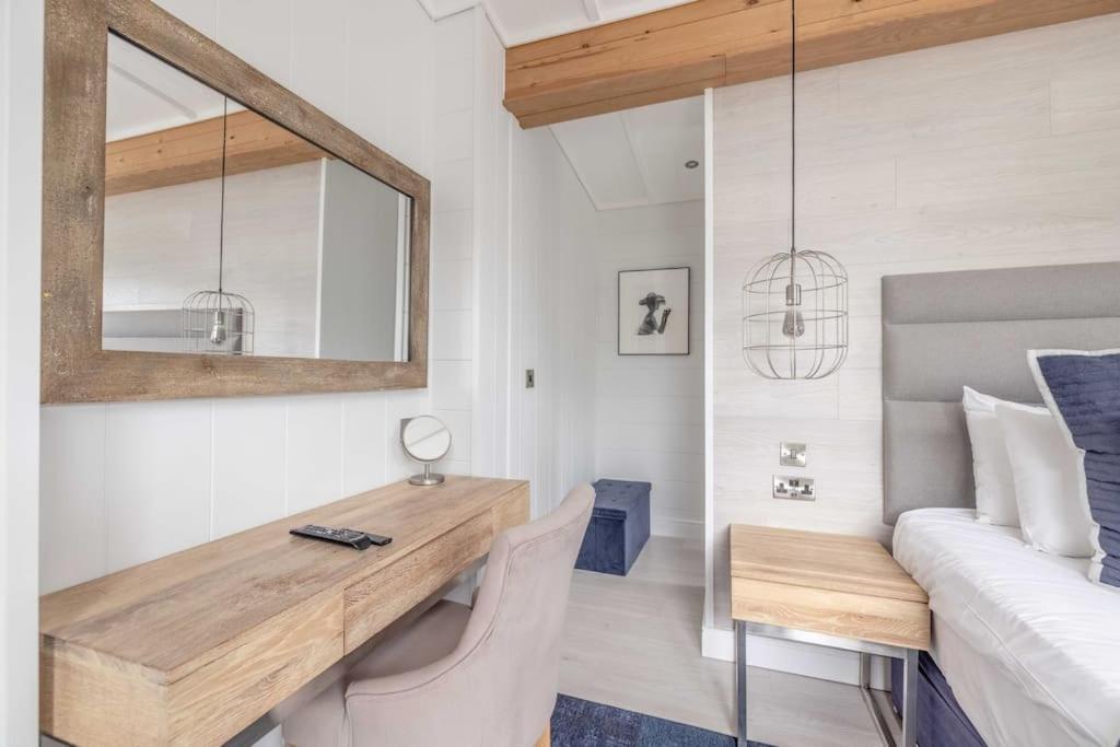 Luxury Lodge With Hot Tub In Windsor Marina Eksteriør bilde