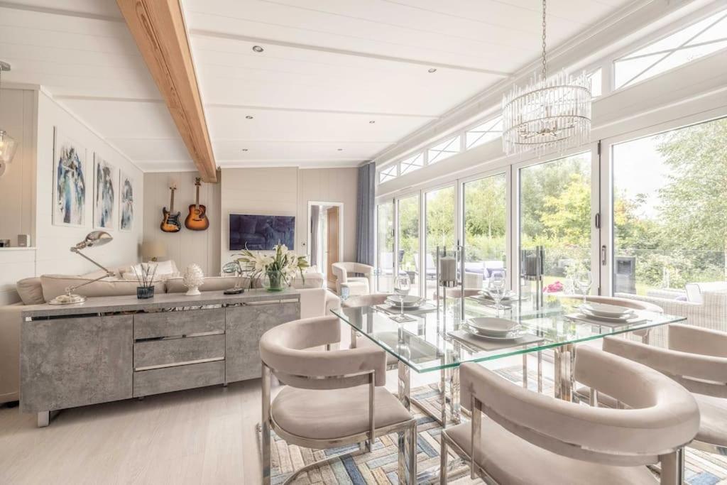 Luxury Lodge With Hot Tub In Windsor Marina Eksteriør bilde
