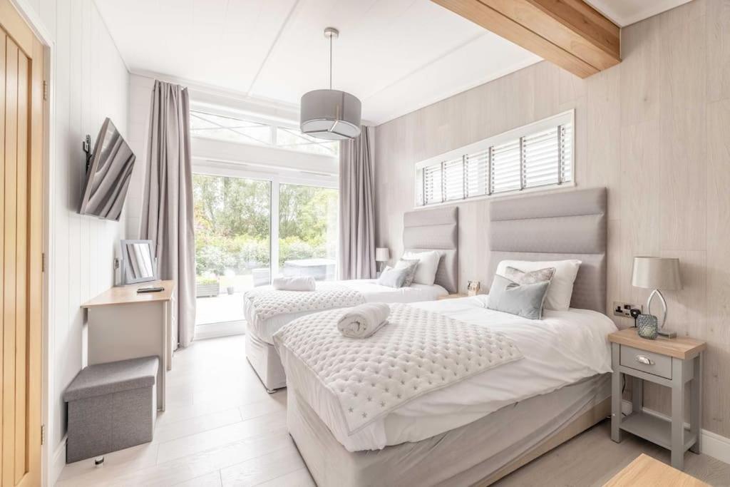 Luxury Lodge With Hot Tub In Windsor Marina Eksteriør bilde