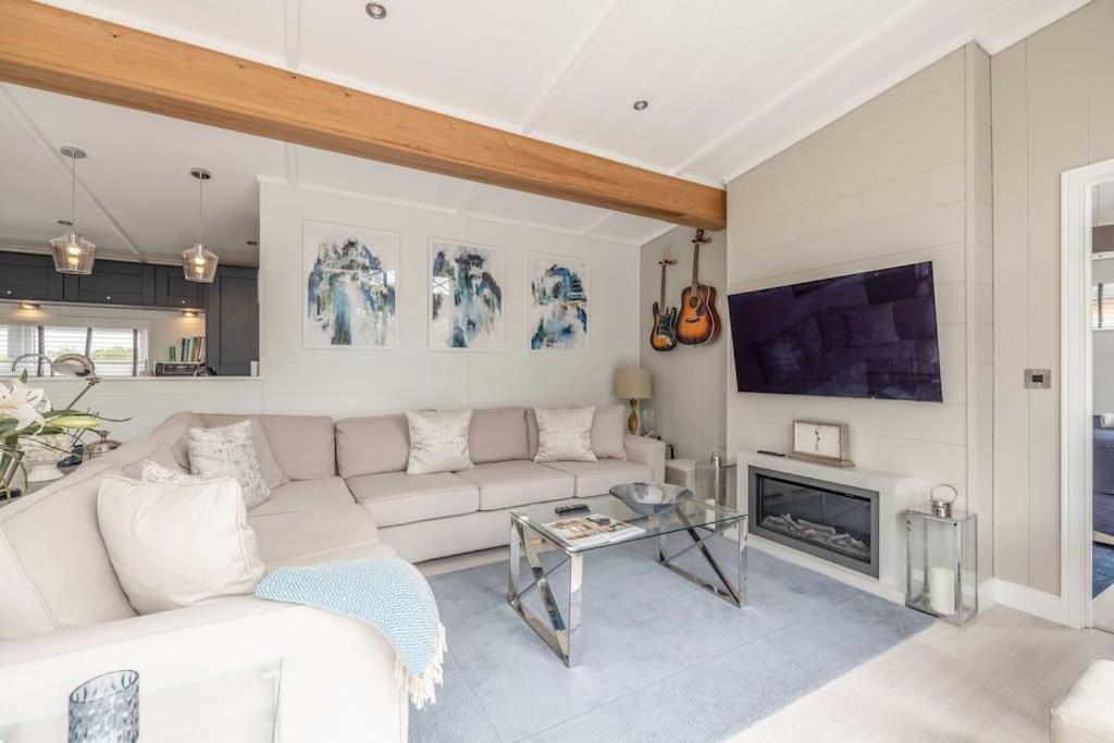 Luxury Lodge With Hot Tub In Windsor Marina Eksteriør bilde