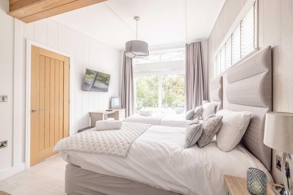 Luxury Lodge With Hot Tub In Windsor Marina Eksteriør bilde