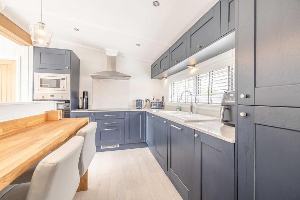 Luxury Lodge With Hot Tub In Windsor Marina Eksteriør bilde