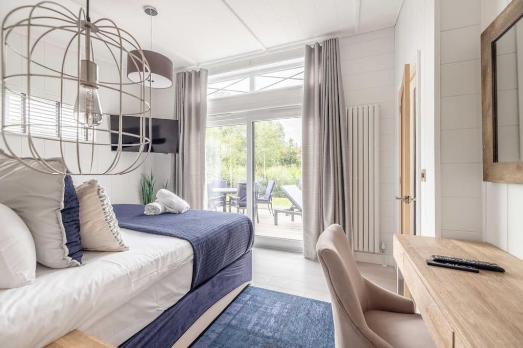 Luxury Lodge With Hot Tub In Windsor Marina Eksteriør bilde