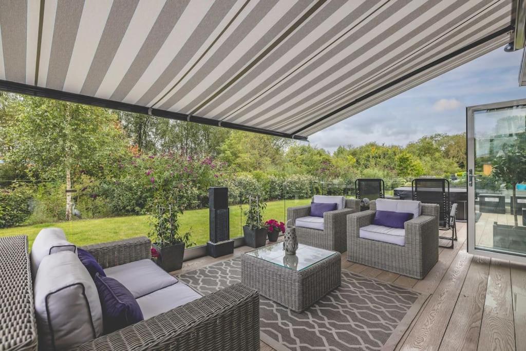 Luxury Lodge With Hot Tub In Windsor Marina Eksteriør bilde