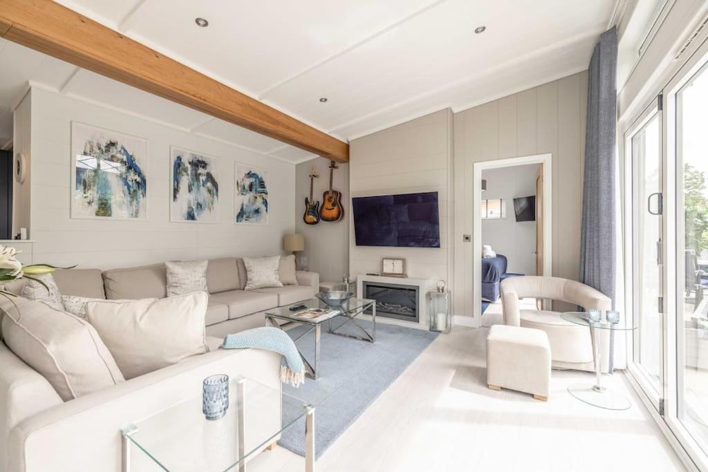 Luxury Lodge With Hot Tub In Windsor Marina Eksteriør bilde