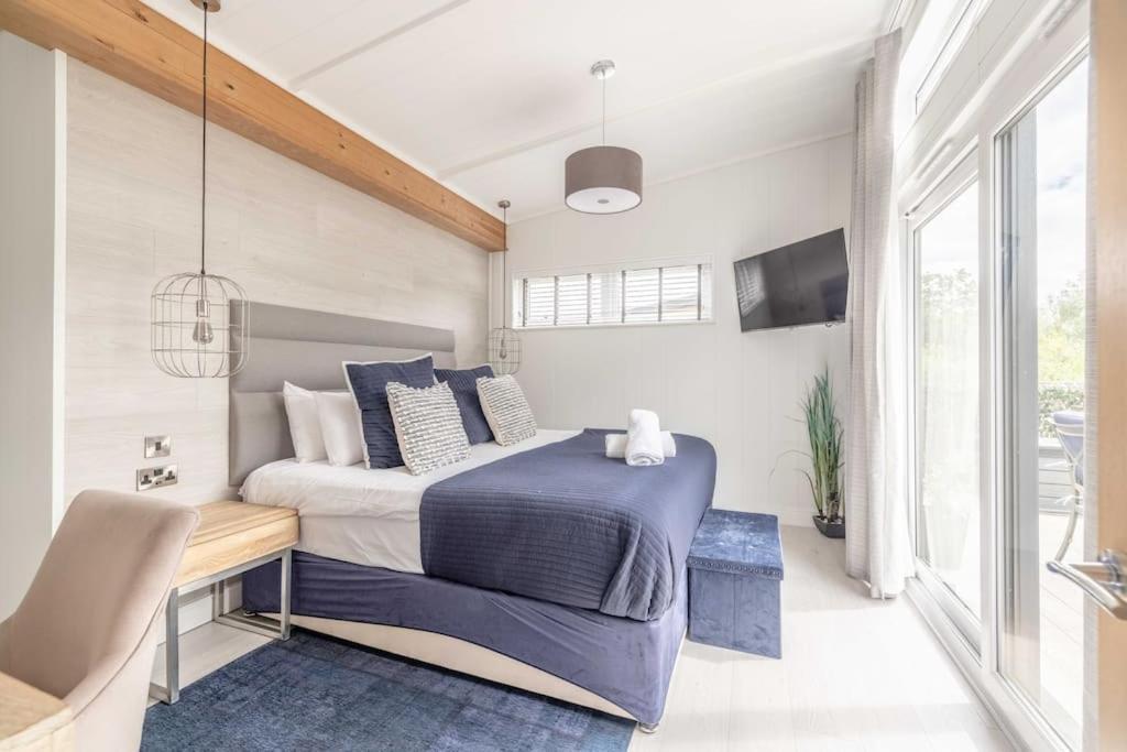 Luxury Lodge With Hot Tub In Windsor Marina Eksteriør bilde