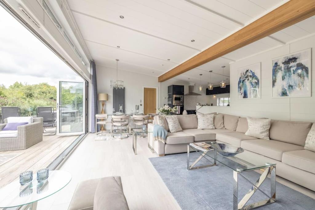 Luxury Lodge With Hot Tub In Windsor Marina Eksteriør bilde