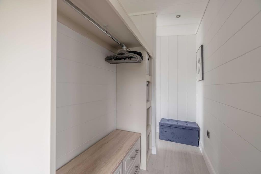 Luxury Lodge With Hot Tub In Windsor Marina Eksteriør bilde