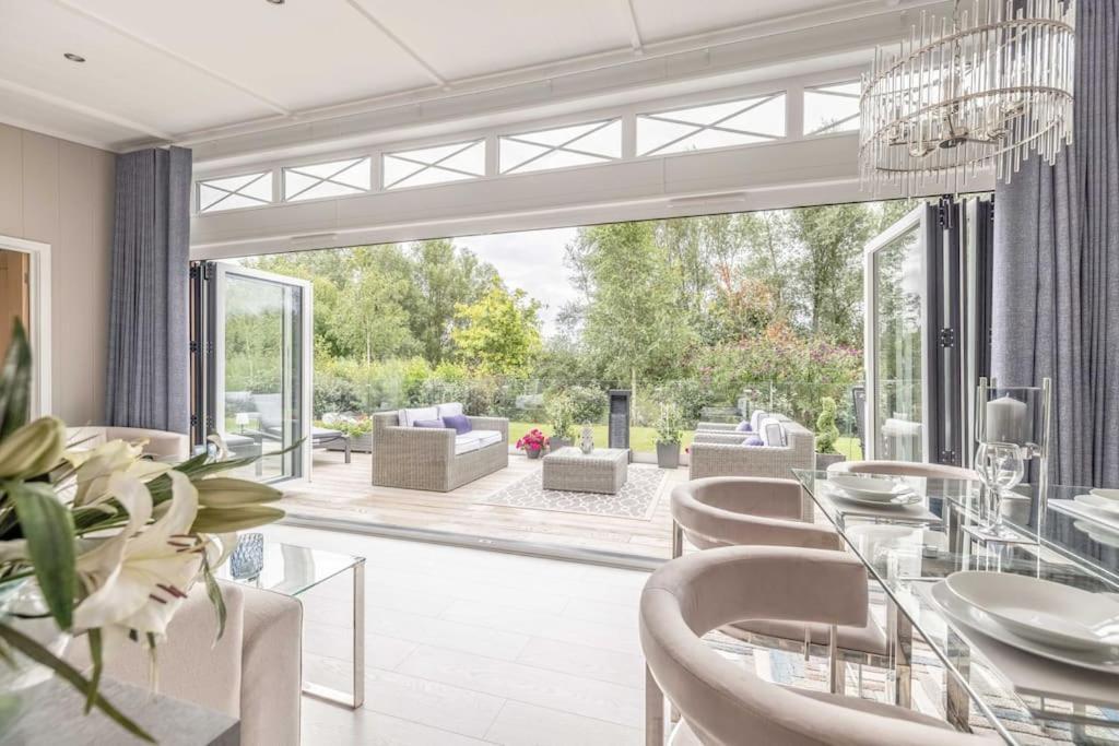 Luxury Lodge With Hot Tub In Windsor Marina Eksteriør bilde