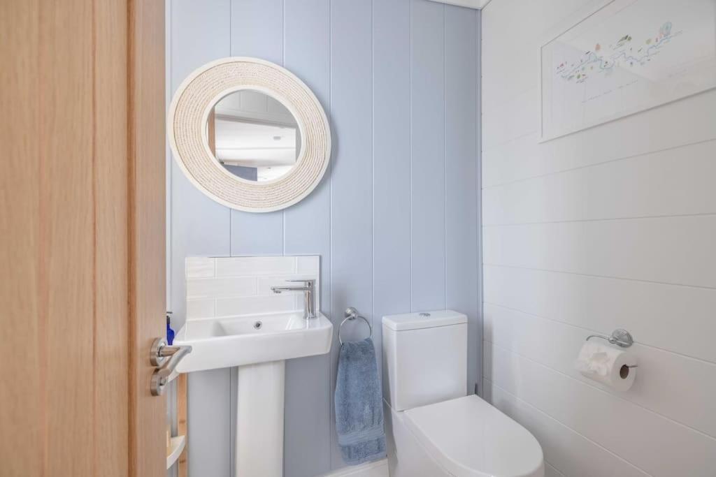 Luxury Lodge With Hot Tub In Windsor Marina Eksteriør bilde