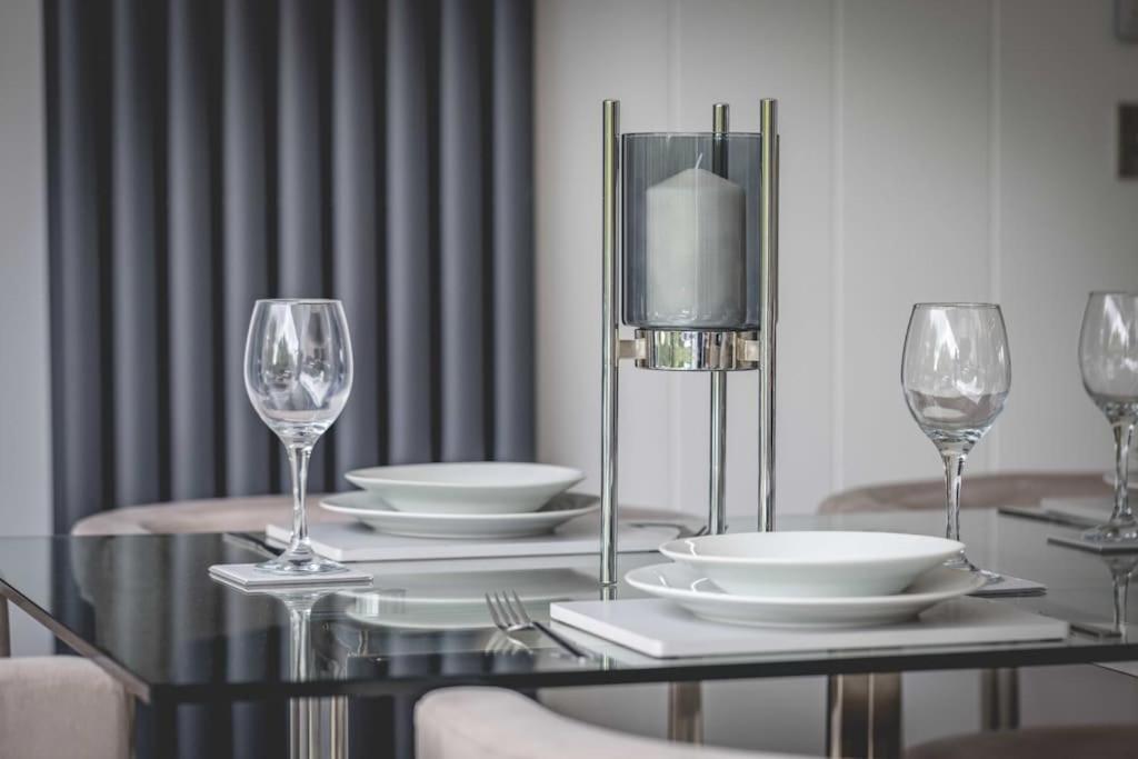 Luxury Lodge With Hot Tub In Windsor Marina Eksteriør bilde