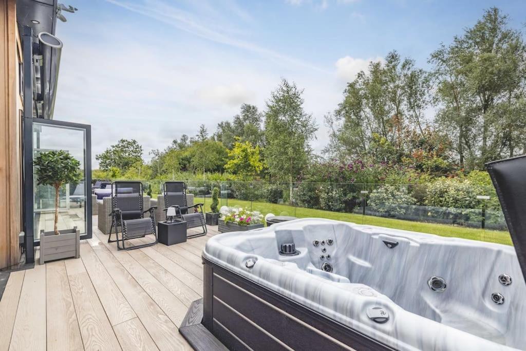 Luxury Lodge With Hot Tub In Windsor Marina Eksteriør bilde