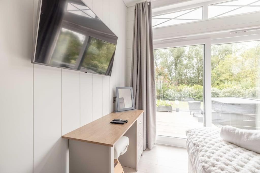 Luxury Lodge With Hot Tub In Windsor Marina Eksteriør bilde