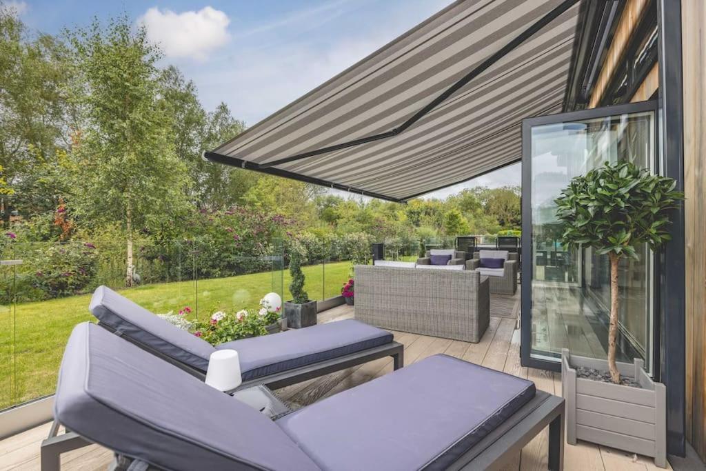 Luxury Lodge With Hot Tub In Windsor Marina Eksteriør bilde