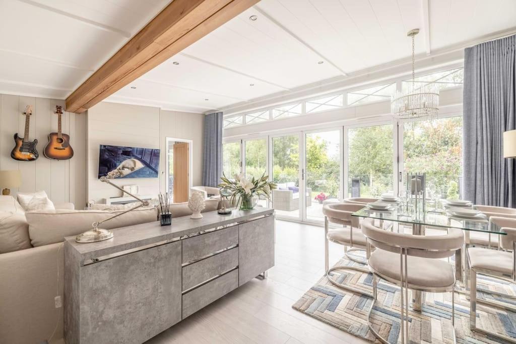 Luxury Lodge With Hot Tub In Windsor Marina Eksteriør bilde