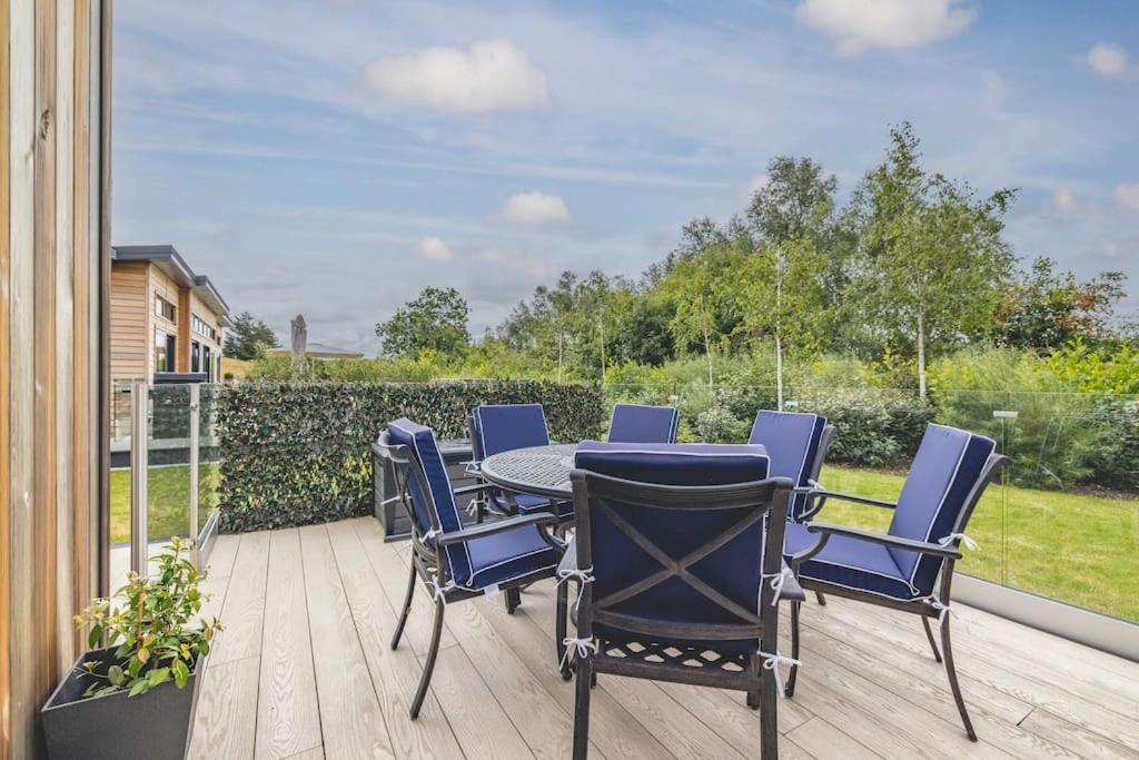 Luxury Lodge With Hot Tub In Windsor Marina Eksteriør bilde